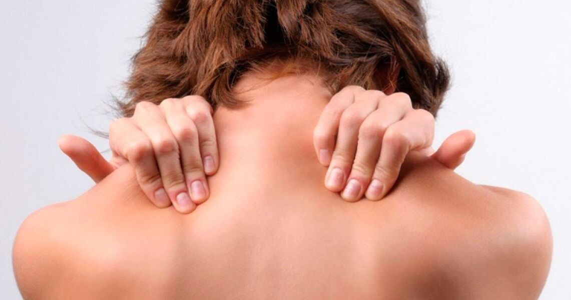 The neck with osteochondrosis should be massaged with both hands and at the same time with the shoulders. 