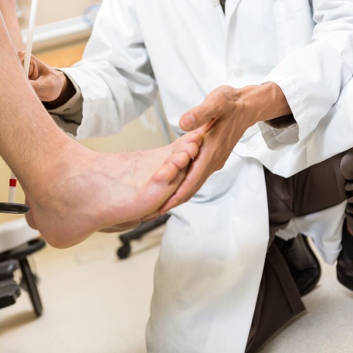 Severe pain in the joints is a reason to see a doctor for an examination. 