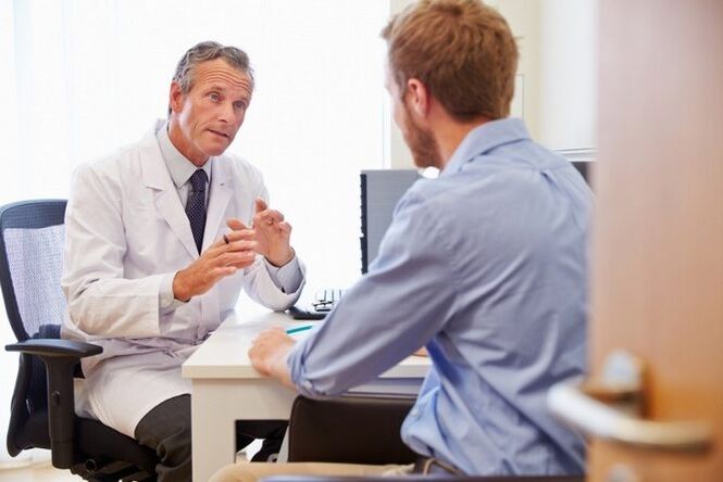 The patient consults with a doctor about home remedies for the treatment of osteochondrosis. 